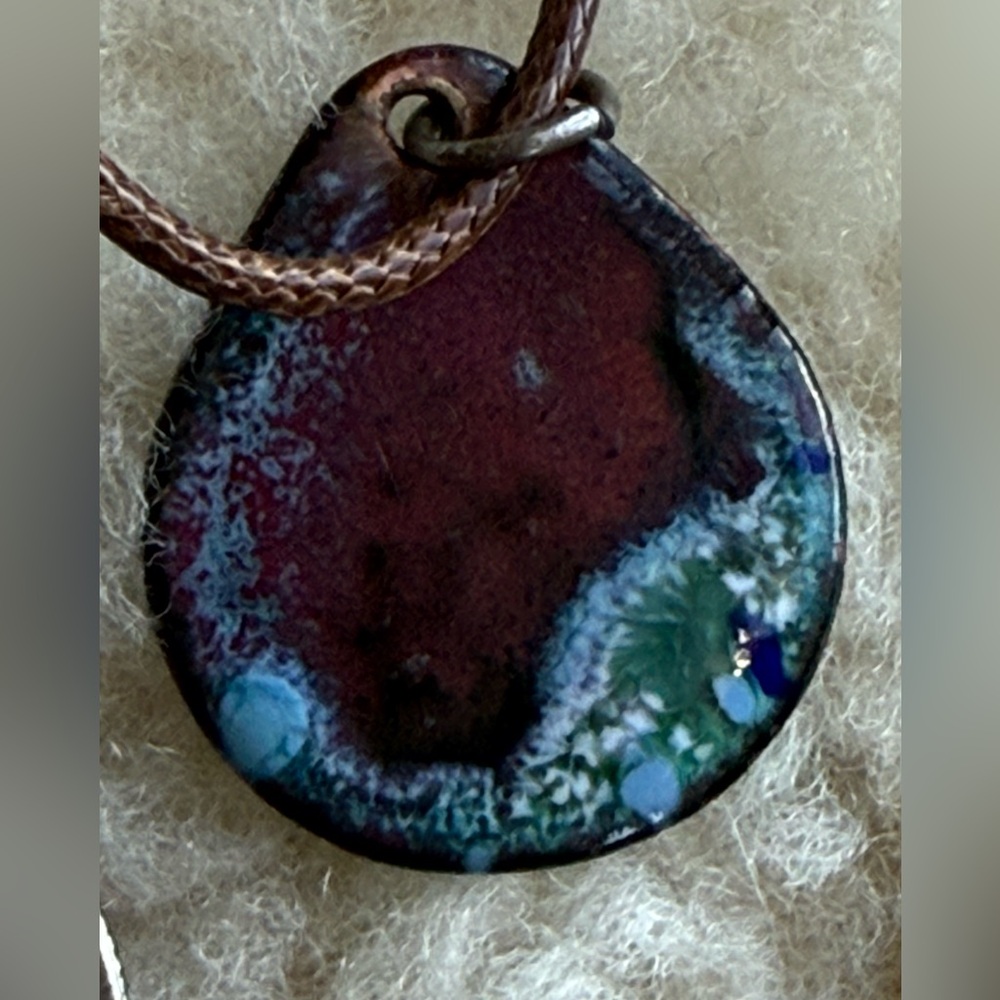 Vintage enameled copper small necklace that is reversible. Lovely - Picture 3 of 9